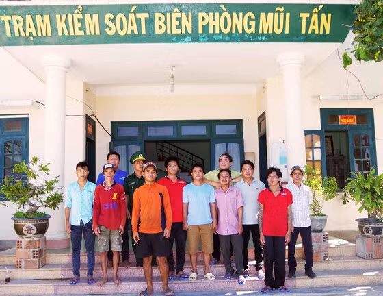 11 ngư dân trên tàu cá bị bốc cháy giữa biển khơi đã được tàu cá của người đồng hương đưa về đến Trạm kiểm soát biên phòng Mũi Tấn ở TP Quy Nhơn. Ảnh : Công Cường (BĐBP Bình Định)