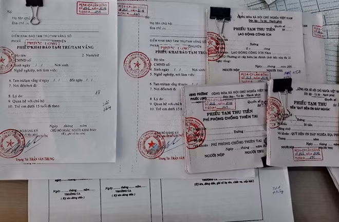 Một số giấy tờ giả mạo để được xét duyệt bồi thường, hỗ trợ tái định cư khi thu hồi đất triển khai dự án khu độ thị Hoàng Long đã được cơ quan điều tra thu giữ. Ảnh : Hữu Toàn