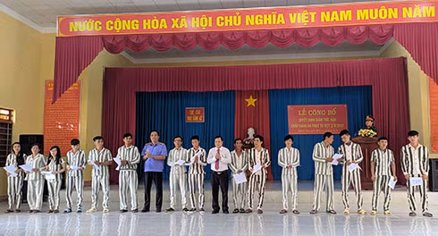 Trao quyết định giảm án cho phạm nhân đang thi hành án hình sự tại Trại giam A2. Ảnh : CTV