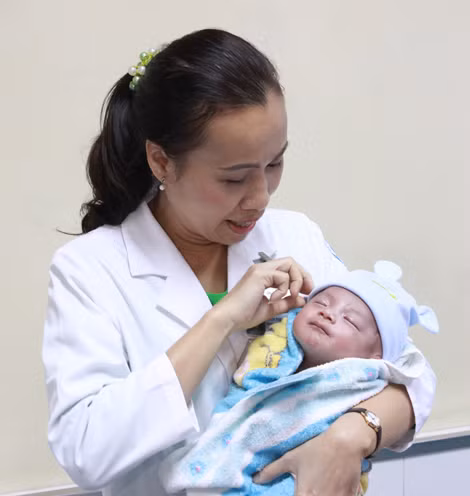 Bé Dương Minh Phát trong vòng tay Bác sĩ Phạm Thị Thanh Tâm, Trưởng khoa Hồi sức sơ sinh.