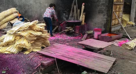 Một trong những nguyên nhân dẫn đến hiện tượng ô nhiễm nguồn nước, chính là việc nhuộm màu mây tre đan xuất khẩu của người dân. Khoảng 1000 nhân khẩu tại đây vẫn sống bằng nghề thủ công truyền thống này.