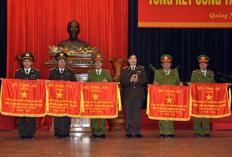 Thừa ủy quyền của Bộ trưởng Bộ Công an, Trung tướng Nguyễn Xuân Mười trao cờ của Bộ cho Công an tặng các đơn vị có thành tích xuất sắc trong phong trào thi đua năm 2014 .