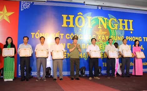 Thượng tướng Bùi Văn Nam trao bằng khen cho các tập thể xuất sắc.