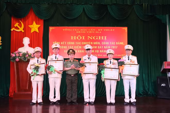 5 cán bộ hưu trí được nhận "Huân chương Bảo vệ Tổ quốc hạng III" của Chủ tịch nước.