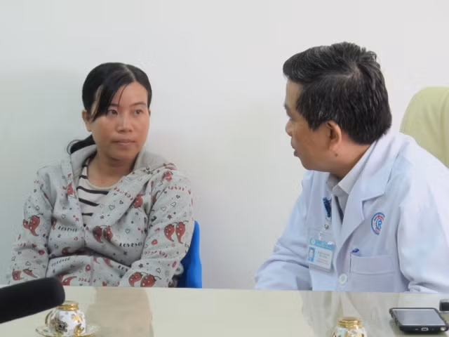 Bác sĩ CKII Bùi Lê Cường trao đổi với bệnh nhân về đặc thù của căn bệnh