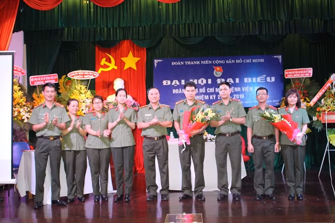 Ban Chấp hành nhiệm kỳ 2017-2019 ra mắt, chụp hình lưu niệm với Thiếu tướng-Giám đốc BV Tống Mạnh Chinh.