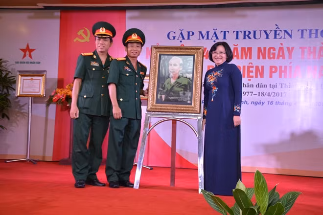 Trưởng Ban Tuyên giáo Thành uỷ TP HCM Thân Thị Thư trao tặng chân dung Bác Hồ cho Ban đại diện Báo QĐND phía Nam.