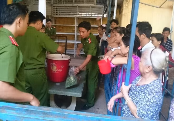 Đoàn viên tất bật chuẩn bị từng suất cháo cho người nghèo.