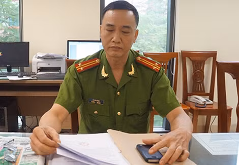 Trung tá Lê Văn Dũng đang nghiên cứu hồ sơ một vụ nữ sinh mất tích.
