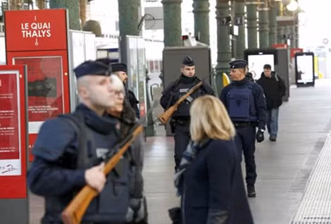 Lực lượng an ninh tuần tra tại Paris sau loạt vụ tấn công đêm qua. Ảnh: Reuters.