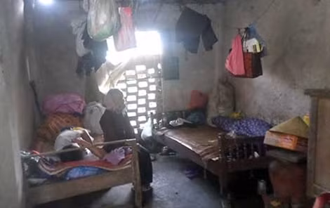 Hai mẹ con cụ Soi trong căn nhà trống hơ trống hoác.