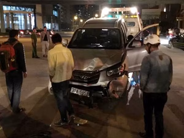 Chiếc xe Santafe kéo lê cô gái trong gầm suốt một đoạn trước khi dừng do tông vào cột đèn báo giao thông.