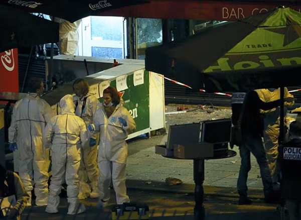 Các nhà điều tra làm việc bên ngoài quán bar gần sân vận động Stade de France, nơi xảy ra vụ nổ trong quá trình trận bóng Pháp - Đức diễn ra.