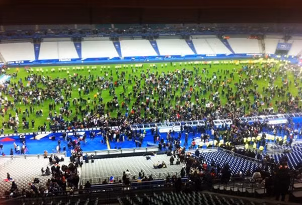 80.000 người đang có mặt tại sân vận động Stade de France thì xảy ra loạt vụ tấn công khủng bố. Ảnh: AP.