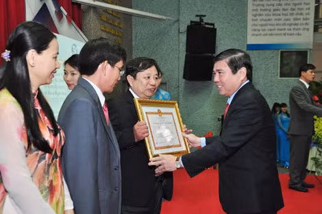 Đại diện các Khoa trong Nhà trường lên nhận Bằng khen của Bộ GD-ĐT và UBND TP trao tặng trong thành tích công tác đào tạo Tiến sĩ 30 năm qua.