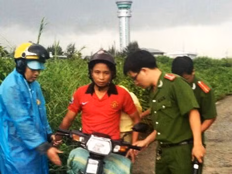 Lê Thế Nguyên bị bắt quả tang vận chuyển xăng máy bay về nhà.