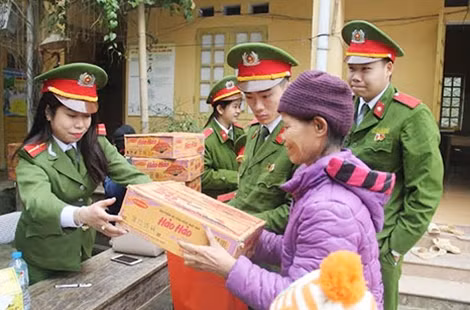 Hội Phụ nữ Trường Cao đẳng CSND I trao các suất quà tặng trẻ em nghèo.