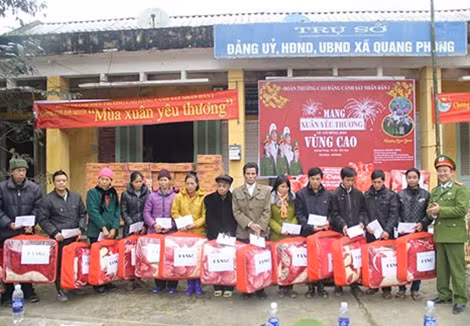 Thượng úy Hoàng Ngọc Huân, Bí thư Đoàn thanh niên Trường Cao đẳng CSND I trao quà tới các gia đình có hoàn cảnh đặc biệt khó khăn.