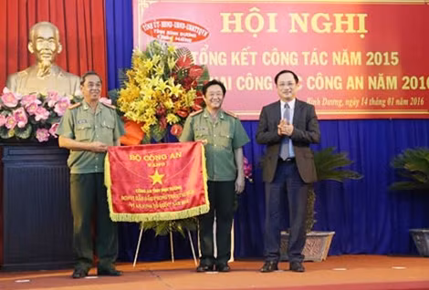 Thứ trưởng Nguyễn Văn Thành trao cờ thi đua đơn vị dẫn đầu trong phong trào “Vì an ninh tổ quốc năm” 2015 cho Công an tỉnh Bình Dương.