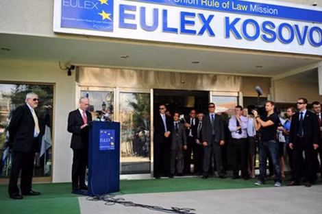 Chủ tịch Hội đồng châu Âu Herman Van Rompuy phát biểu tại trụ sở Phái bộ EULEX tại Pristina, trong chuyến thăm đầu tiên năm 2010.