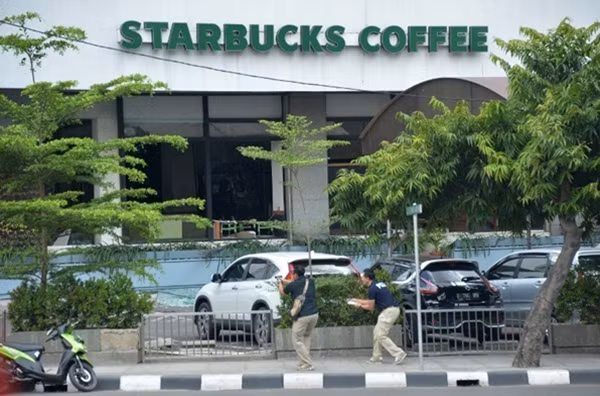 Cảnh sát truy đuổi những kẻ tấn công ở Jakarta, Indonesia. Ảnh: AFP