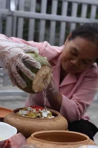 Mỗi 1 niêu cá sẽ được cho thêm nước dừa nguyên chất.