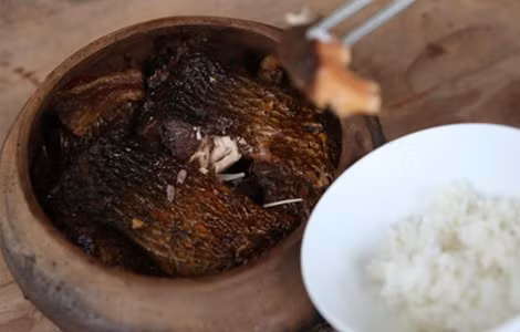 Sau 14 tiếng đun, sẽ được niêu cá kho ngon và thơm phức.