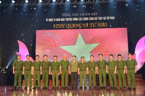 Các đại biểu tham dư buổi giao lưu chụp ảnh lưu niệm cùng Ban tổ chức