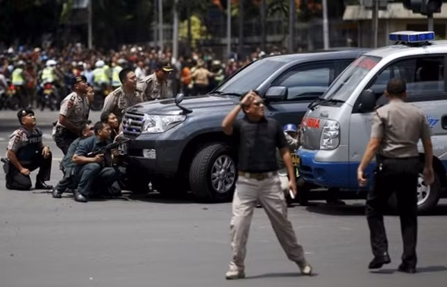Người dân thủ đô Jakarta đang trở nên hốt hoảng khi tiếng súng vẫn không ngớt vọng ra từ khu vực trung tâm thương mại Sarianah.