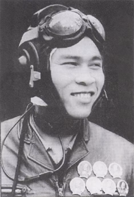 Khi được tuyên dương Anh hùng LLVTND, phi công Nguyễn Văn Bảy mới mang cấp hàm Thượng úy. Khi được tuyên dương Anh hùng LLVTND, phi công Nguyễn Văn Bảy mới mang cấp hàm Thượng úy.
