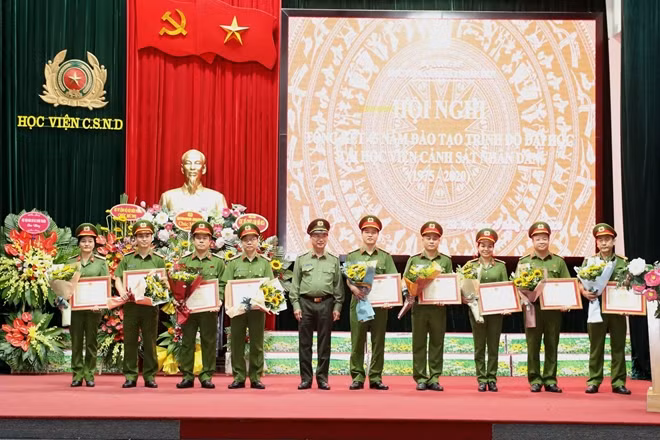 Thứ trưởng Nguyễn Văn Thành tặng Bằng khen của Bộ trưởng Bộ Công an cho các tập thể và cá nhân đạt thành tích xuất sắc