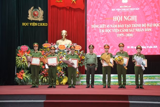 Thứ trưởng Nguyễn Văn Thành tặng Bằng khen của Bộ trưởng Bộ Quốc phòng cho các tập thể và cá nhân đạt thành tích xuất sắc