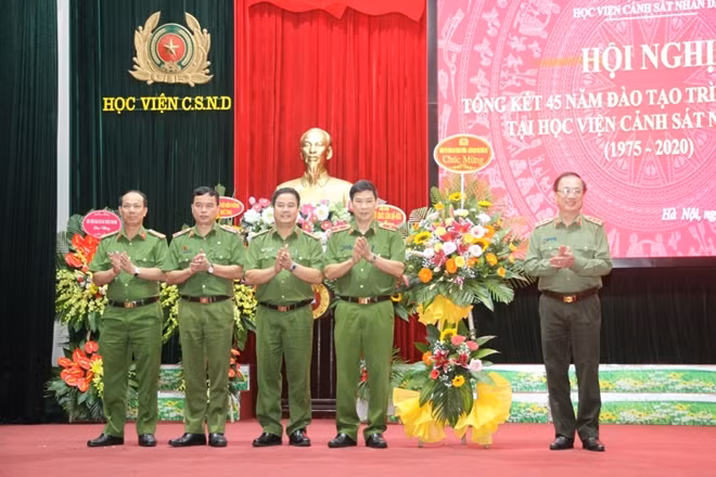 Thứ trưởng Nguyễn Văn Thành tặng hoa chúc mừng Học viện CSND đạt nhiều thành tích xuất sắc trong 45 năm đào tạo trình độ đại học