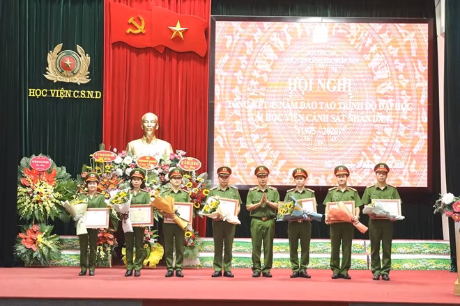 Thiếu tướng, GS.TS Trần Minh Hưởng, Giám đốc Học viện CSND tặng Bằng khen của Bộ trưởng Bộ GD & ĐT cho các tập thể và cá nhân đạt thành tích xuất sắc
