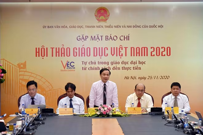 Ông Phạm Tất Thắng - Phó Chủ nhiệm Ủy ban Văn hóa, Giáo dục, Thanh niên, Thiếu niên và Nhi đồng của Quốc hội trả lời câu hỏi của các nhà báo.