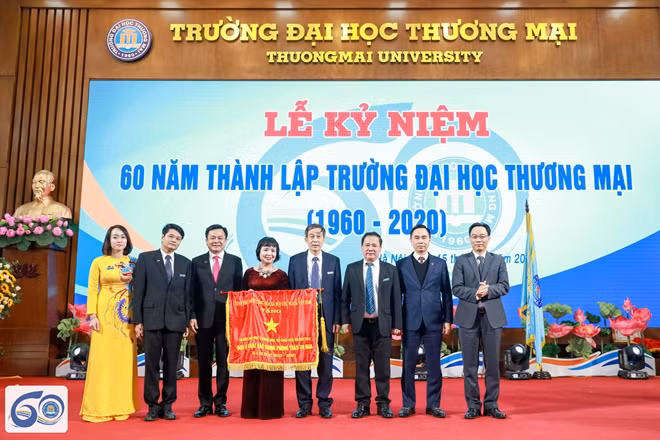Thứ trưởng Bộ Giáo dục và Đào tạo Hoàng Minh Sơn tặng Cờ thi đua của Chính phủ cho Trường ĐH Thương mại