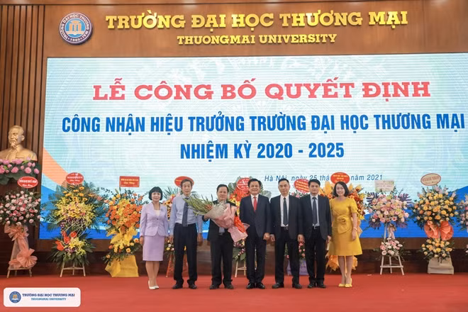 Ban Giám hiệu, Hội đồng trường và các cán bộ chủ chốt của Trường ĐH Thương mại chúc mừng GS.TS Đinh Văn Sơn, nguyên hiệu trưởng Trường ĐH Thương mại nhiệm kỳ vừa qua