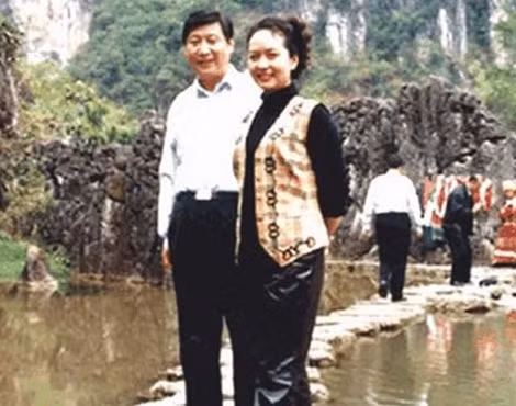 Ông Tập Cận Bình và vợ, bà Bành Lệ Viện, nữ ca sĩ nổi tiếng trong nền âm nhạc cách mạng Trung Quốc đương đại.