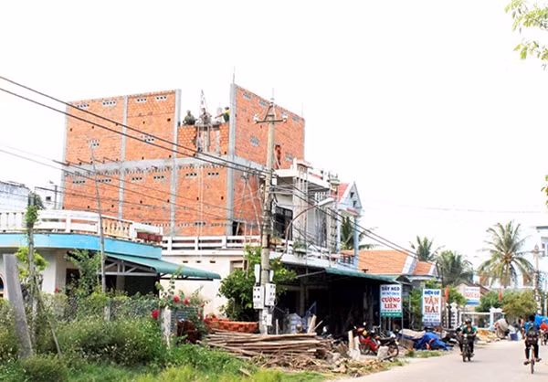 Nhiều ngôi nhà xây dựng dang dở chỉ đích là để nuôi chim yến.