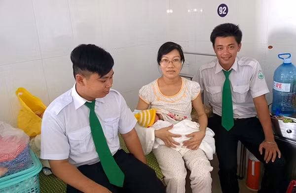 Hai tài xế taxi cùng sản phụ Tiên tại bệnh viện.