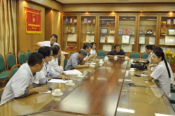 Lãnh đạo BV Bạch Mai trao đổi về tình trạng 6 nạn nhân của vụ tai nạn.