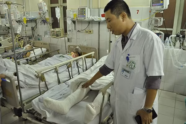 BS Thành - người trực tiếp mổ cấp cứu cho bệnh nhân Nguyễn Văn Cương bị gẫy cả 2 chi dưới và 1 tay.