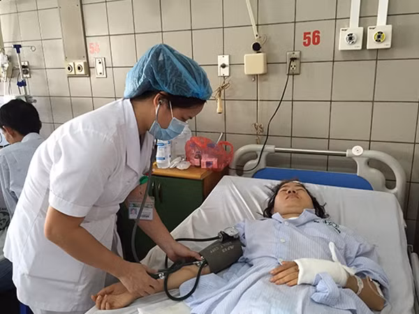 Chị Vũ Minh Ngọc được chăm sóc y tế tại BV Bạch Mai.