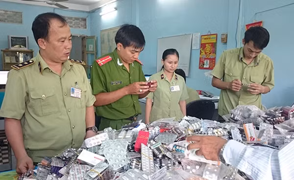 Lô hàng 38kg tân dược hết hạn sử dụng bị lực lượng liên ngành tỉnh An Giang phát hiện tại một nhà thuốc trên địa bàn TP Long Xuyên.
