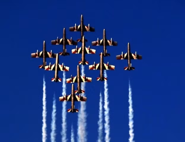 Đội bay Frecce Tricolori thuộc không lực Ý trình diễn trên những chiếc Aermacchi MB-339.