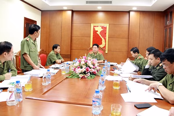 Thứ trưởng Bùi Văn Thành nghe đơn vị chức năng báo cáo thực trạng hệ thống kho vận của lực lượng CAND tại buổi làm việc.