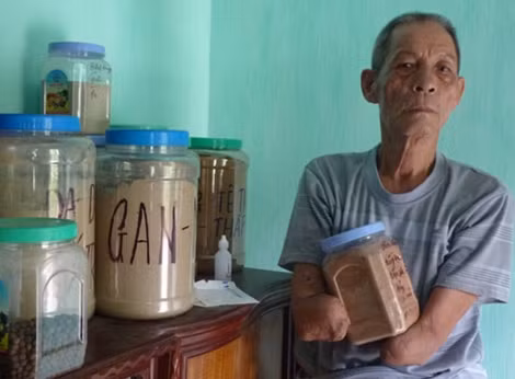 Ông Mô lạc quan sống bằng nghề bốc thuốc.