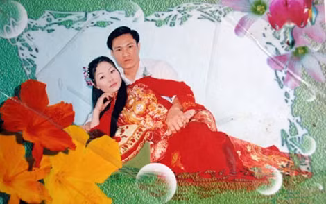 Ảnh cưới đơn sơ của vợ chồng Hùng.