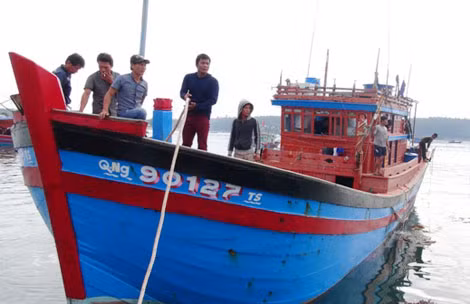 Tàu cá QNg 90127TS lai dắt tàu QNg 95987TS bị hỏng máy về đến đất liền.
