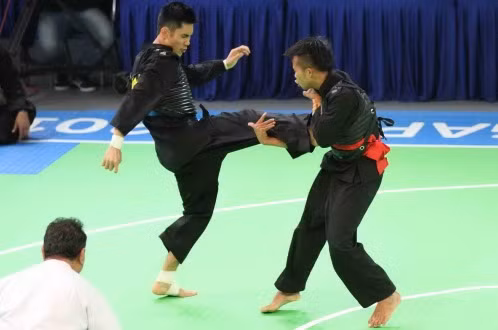 Nguyễn Nguyên Thái Linh (trái) sẽ có mặt trong trận chung kết hạng cân 55 kg. Ảnh: T.P.